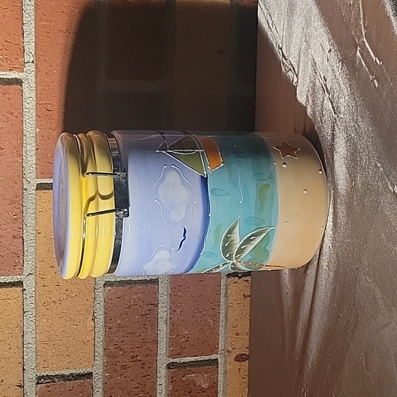 Biscayne Bay Collection Ceramic Locking Canister - Picture 3 of 8